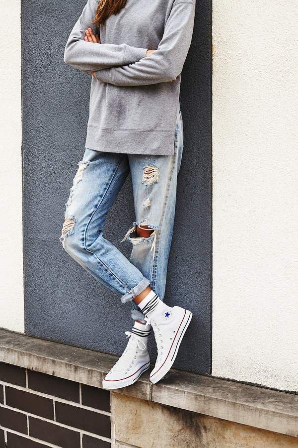 outfit con converse blancas mujer